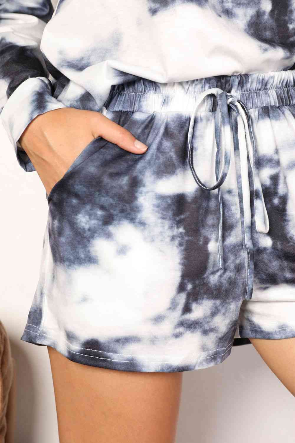 Conjunto de estar por casa con top con cuello redondo y pantalones cortos con efecto tie-dye de Double Take